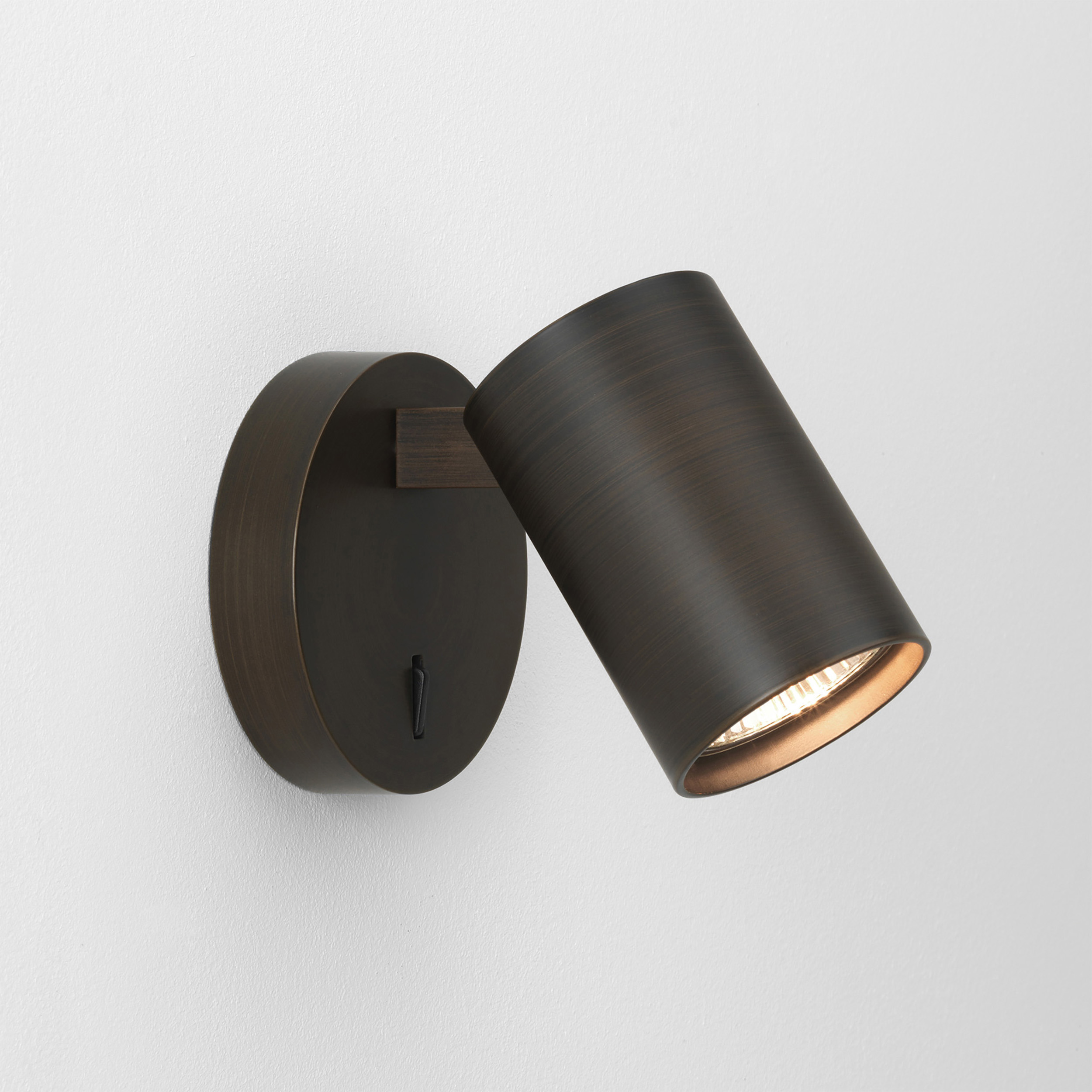 Astro Ascoli Single Switched wandlamp brons